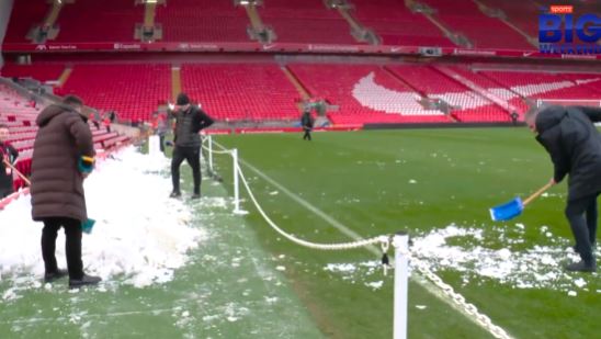 You are currently viewing Gary Neville takes hilarious measures to try and cancel Liverpool vs Manchester United