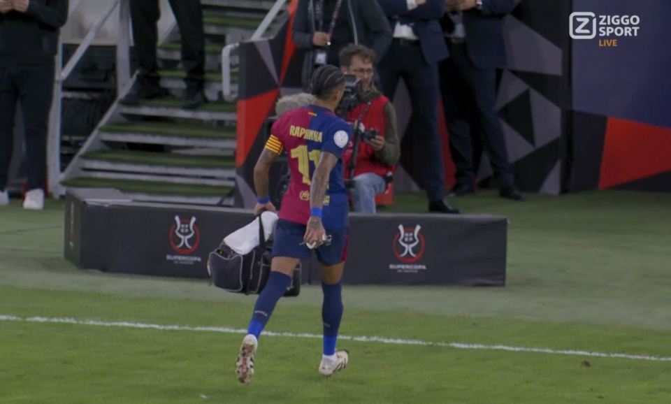 You are currently viewing Raphinha prevents Kylian Mbappe from receiving treatment in bizarre incident before goal