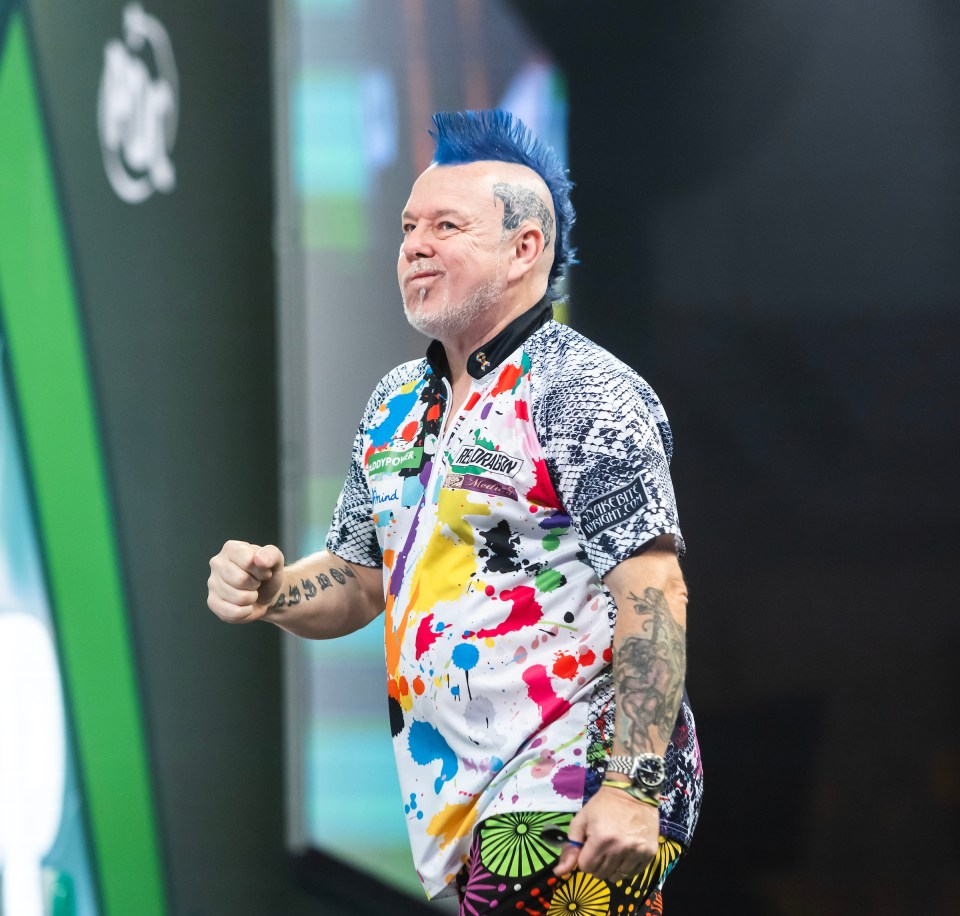 Read more about the article Peter Wright visibly frustrated as he fails to continue run in Stephen Bunting defeat