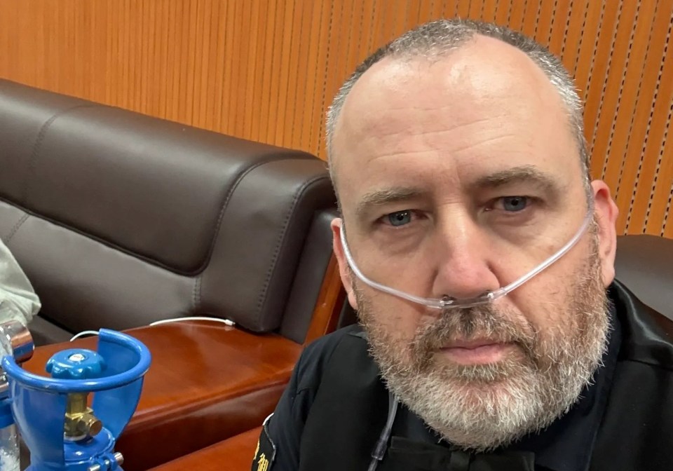 You are currently viewing Three-time snooker world champion Mark Williams forced to use oxygen mask during match