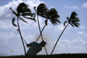 Read more about the article J.J. Spaun takes the lead at Sony Open with a wide-open chase in the wind of Waialae