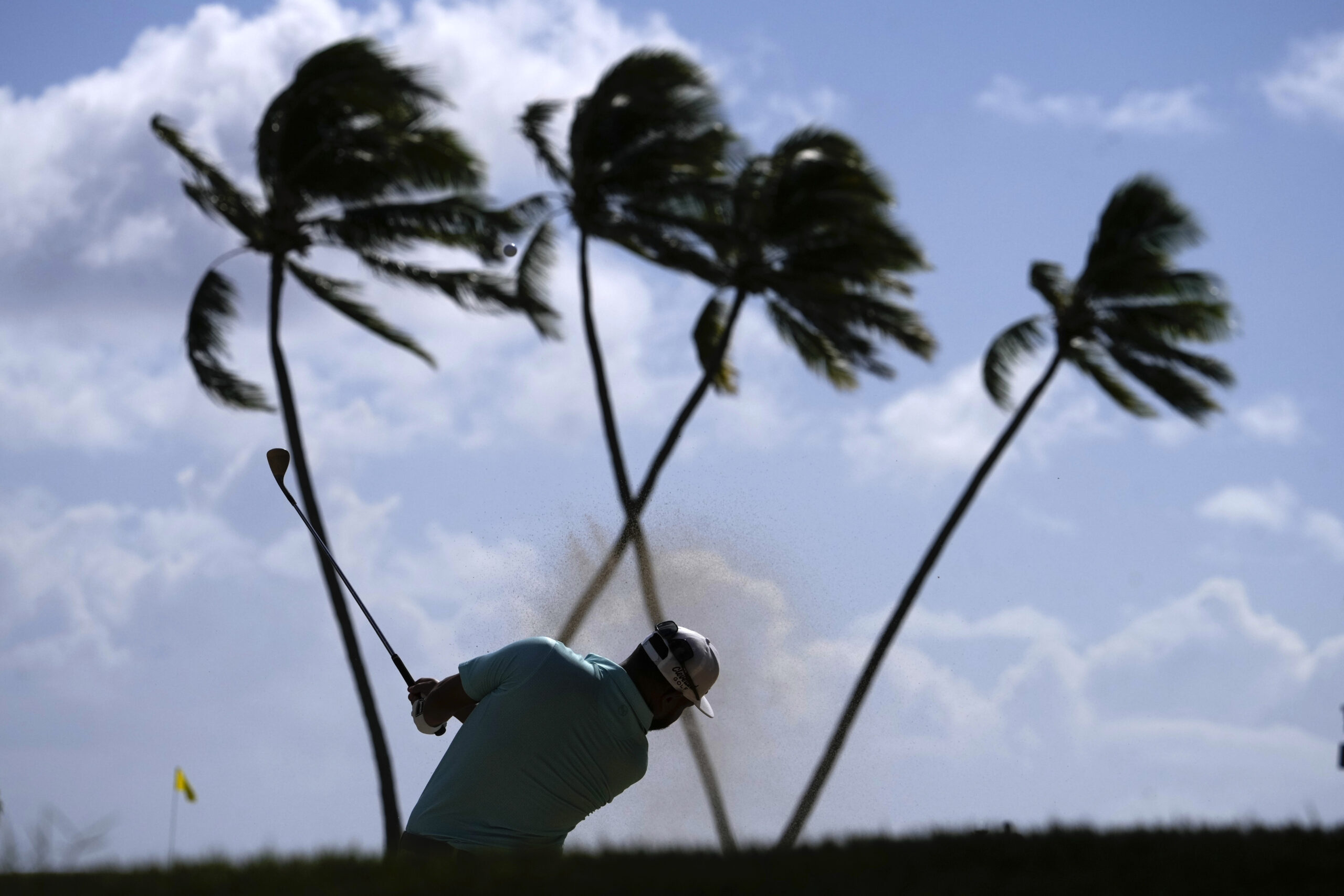 You are currently viewing J.J. Spaun takes the lead at Sony Open with a wide-open chase in the wind of Waialae