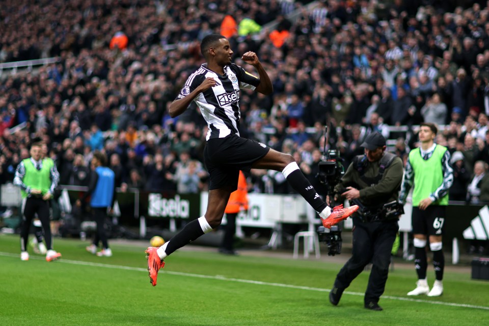 You are currently viewing Newcastle vs Bournemouth LIVE commentary: In-form Magpies look to close gap to Arsenal and Liverpool – kick-off time, team news and talkSPORT coverage