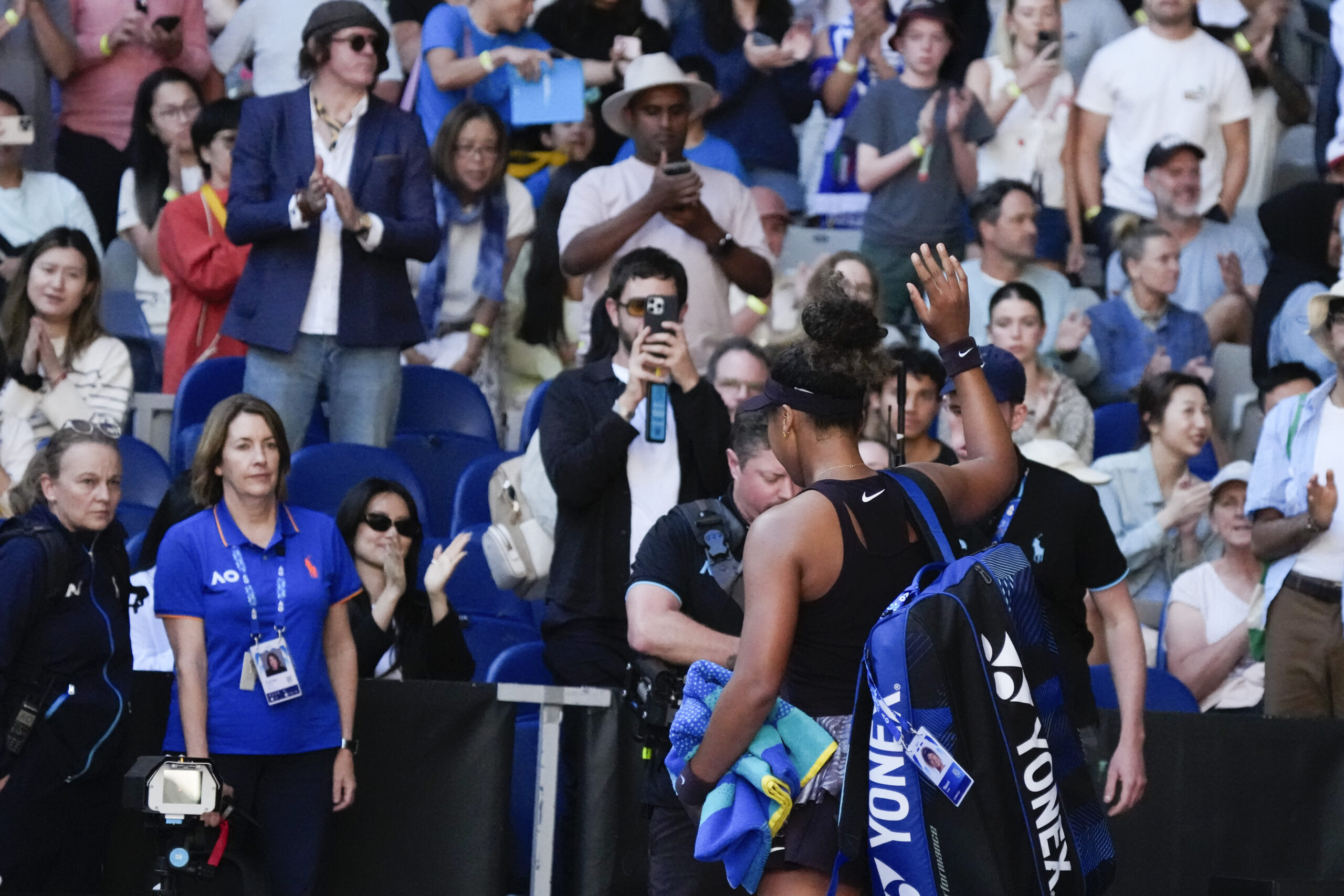 Read more about the article Australian Open: Naomi Osaka stops playing because of an injury against Belinda Bencic