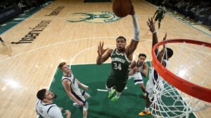 Read more about the article Watch Giannis Antetokounmpo put up his 50th career triple-double, help Bucks snap Kings win streak