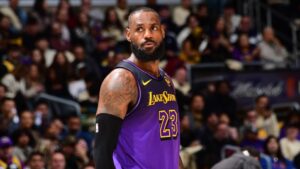 Read more about the article Visibly emotional Lakers fan can’t control tears as LeBron James gesture melts hearts