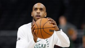 Read more about the article Milwaukee Bucks move Khris Middleton to bench