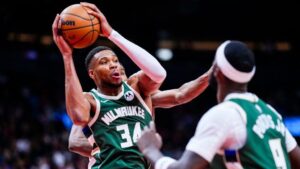 Read more about the article Antetokounmpo stars as Bucks beat Raptors