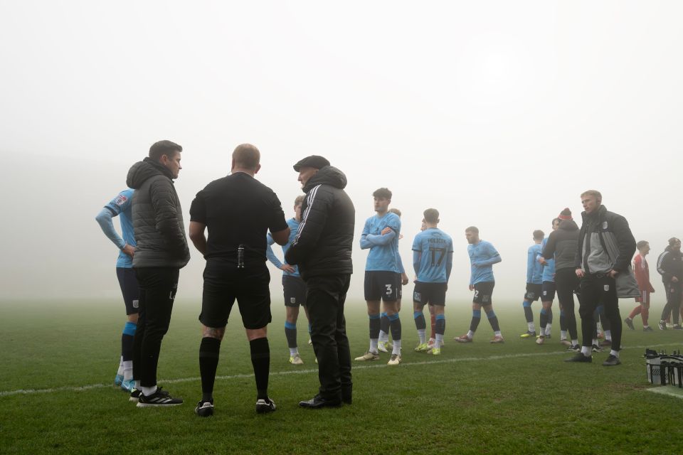 You are currently viewing EFL clash suspended as players leave pitch due to visibility concerns