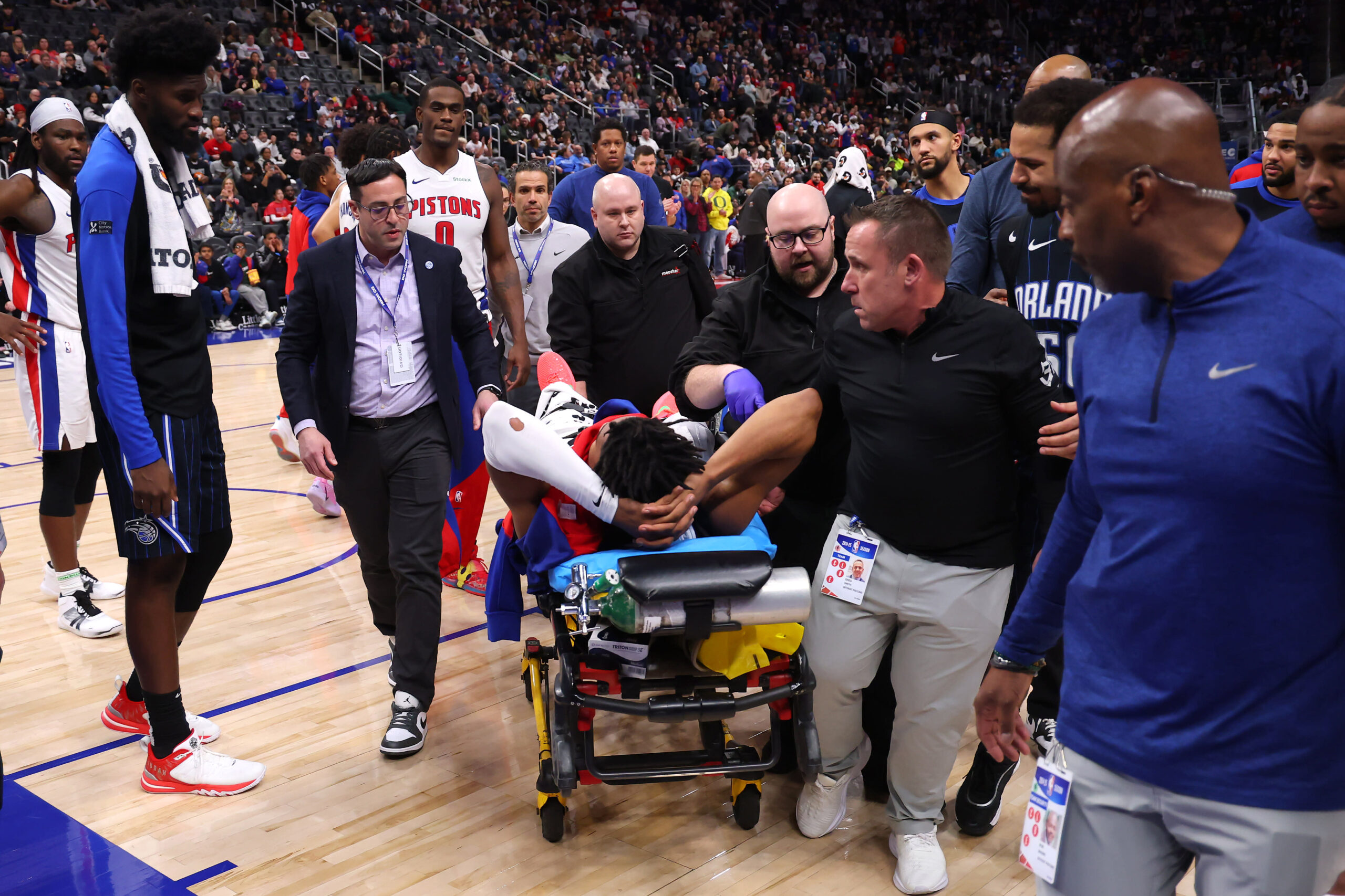 You are currently viewing Pistons G Jaden Ivey exits court in stretcher after collision with Cole Anthony