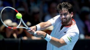 Read more about the article British tennis player Cameron Norrie apologizes after accidentally hitting fan with racket