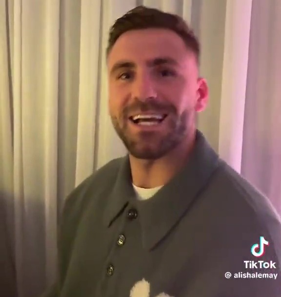 You are currently viewing ‘Not the best look’ – Manchester United fans annoyed by Luke Shaw’s TikTok video with Molly-Mae Hague