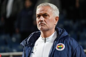 Read more about the article Jose Mourinho gives Fenerbahce’s opponents on-pitch team talk after smashing them 3-0