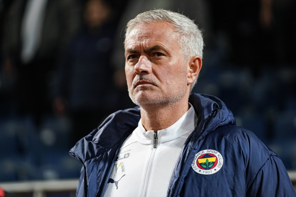 You are currently viewing Jose Mourinho gives Fenerbahce’s opponents on-pitch team talk after smashing them 3-0