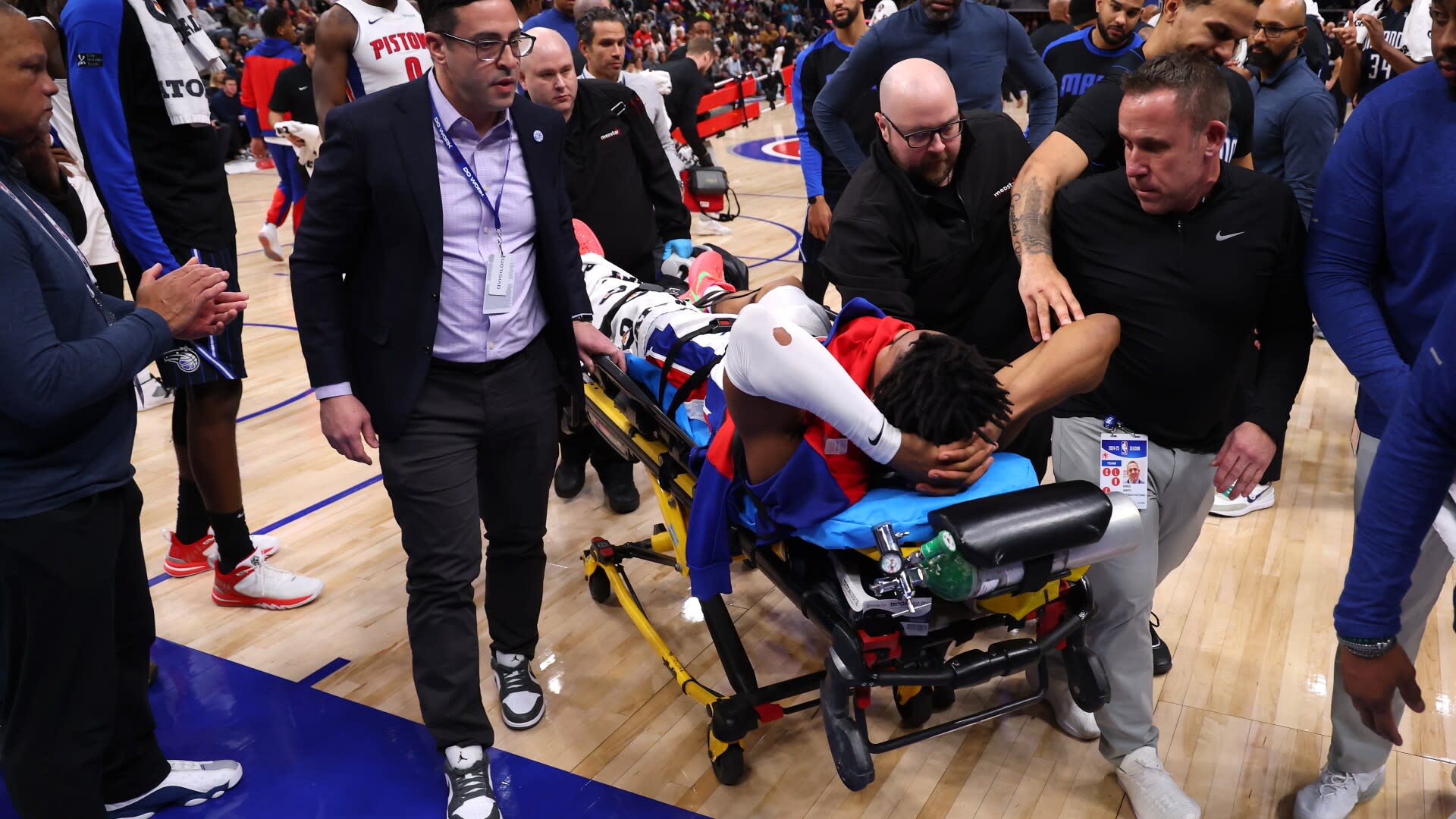 You are currently viewing Pistons Jaden Ivey taken off court on stretcher with serious-looking lower leg injury