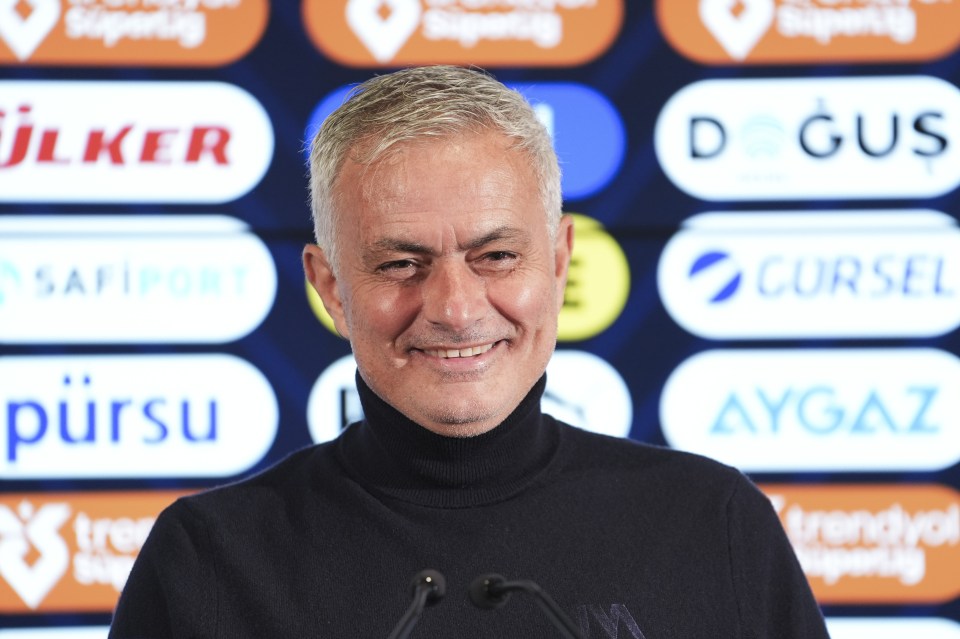 You are currently viewing Jose Mourinho emerges as shock new favourite for Premier League job