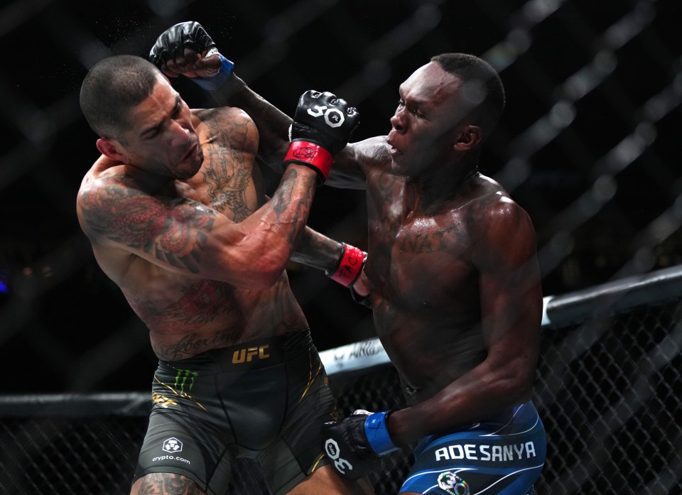 Read more about the article Israel Adesanya doesn’t hesitate when asked to predict nemesis Alex Pereira’s UFC 313 fight result