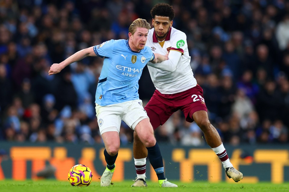 You are currently viewing Kevin De Bruyne gives blunt response to question on his future at Man City