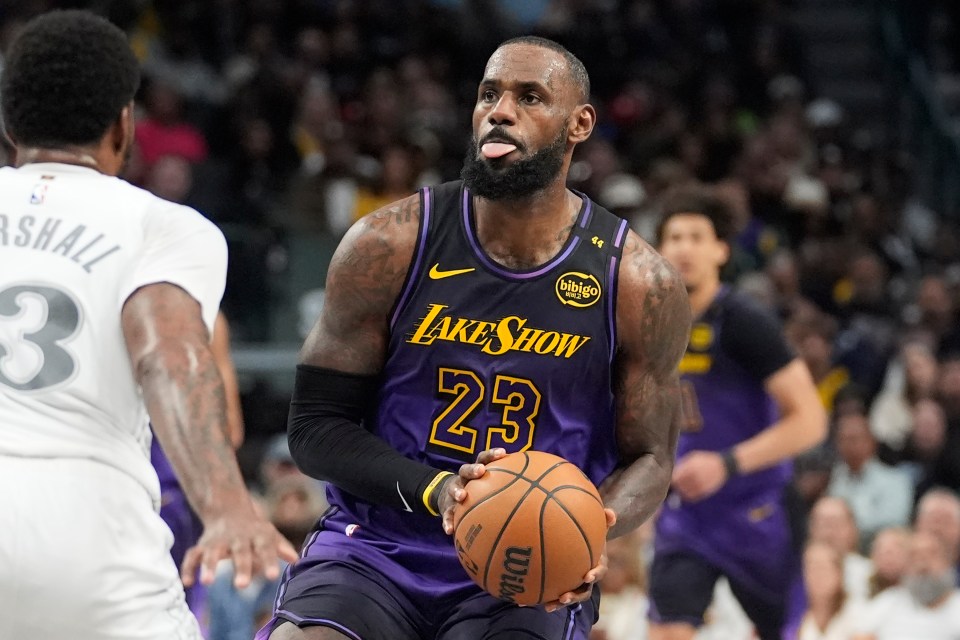 You are currently viewing LeBron reveals one strict rule he enforces when playing with son Bronny before defying Father Time with insane windmill dunk