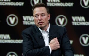 Read more about the article Elon Musk loves Liverpool and X owner worth $439bn would ‘obviously’ love to buy Premier League giants