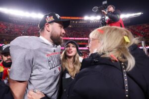 Read more about the article Footage shows Travis Kelce’s intimate message to Taylor Swift and his mom after Chiefs made Super Bowl