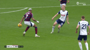 Read more about the article Premier League explain why controversial Newcastle goal stood to leave Tottenham furious