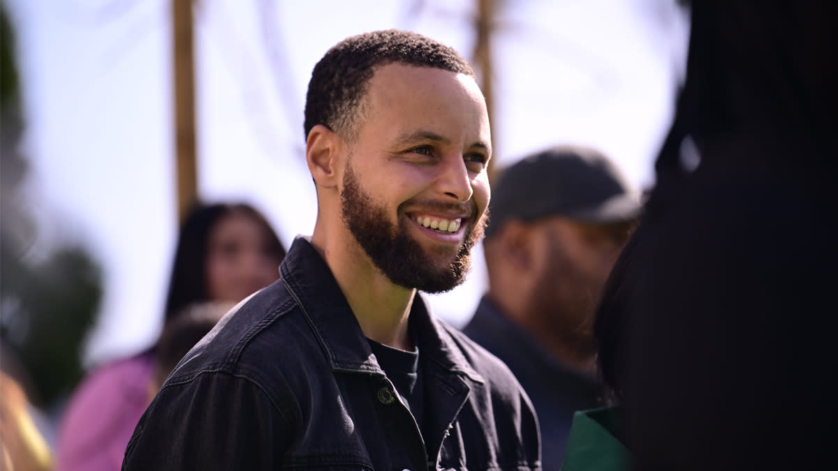 Read more about the article Steph participates in 3-point contest for noble cause in Oakland