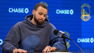 Read more about the article Steph sends Warriors brass simple message before trade deadline