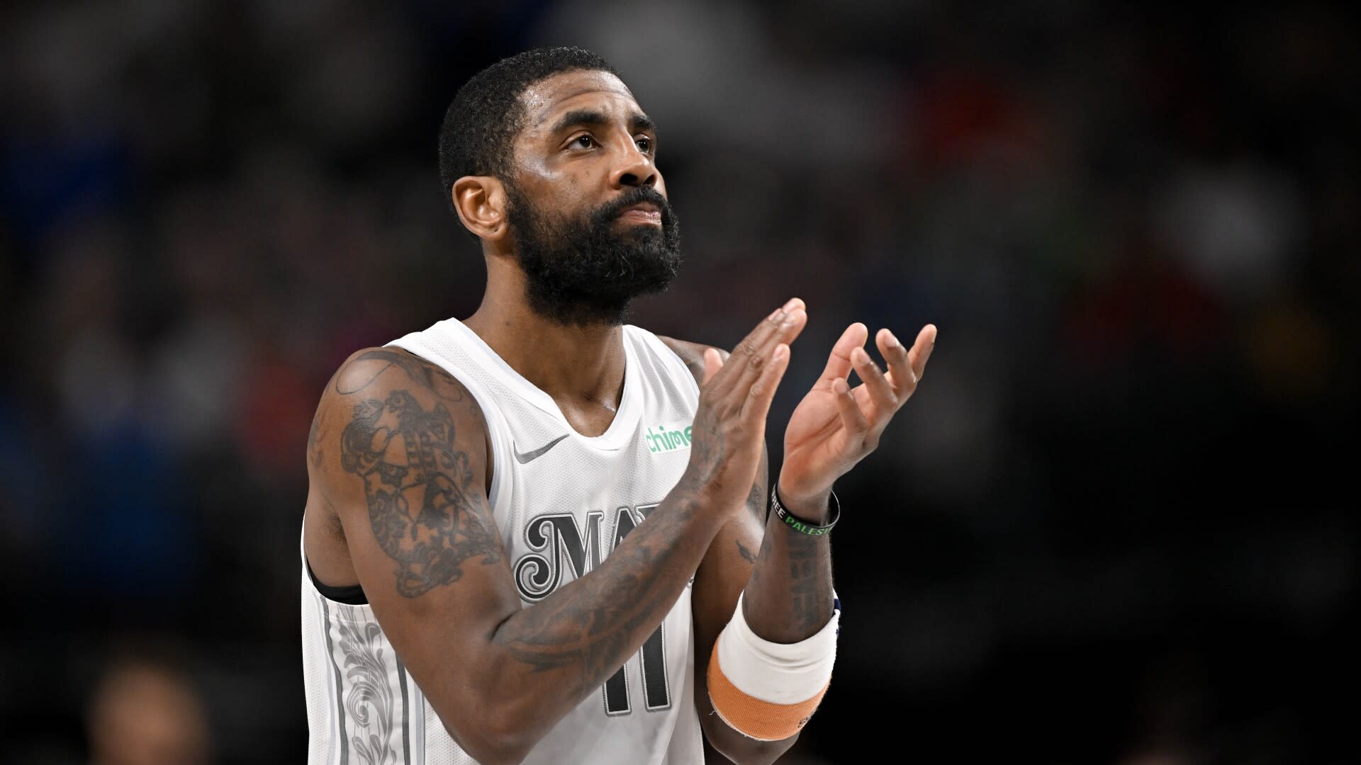 You are currently viewing Kyrie Irving chosen to replace new teammate Anthony Davis in 2025 NBA All-Star Game