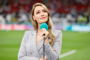 Read more about the article ‘Not sure what’s worse’ – Laura Woods reacts as she watches baby wear Newcastle kit with partner during Arsenal defeat