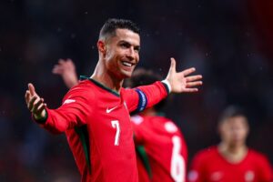 Read more about the article Aston Villa coach could help Cristiano Ronaldo reach 1000-goal dream