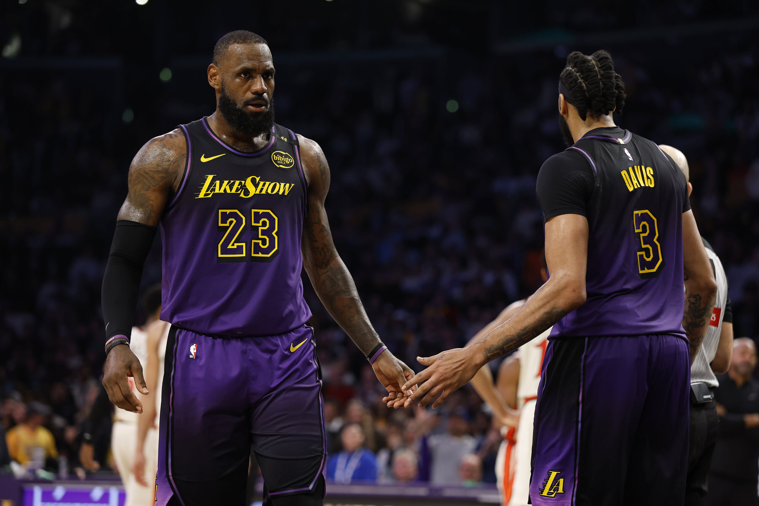 You are currently viewing LeBron James refutes report he was frustrated with Anthony Davis: ‘A f***n lie’