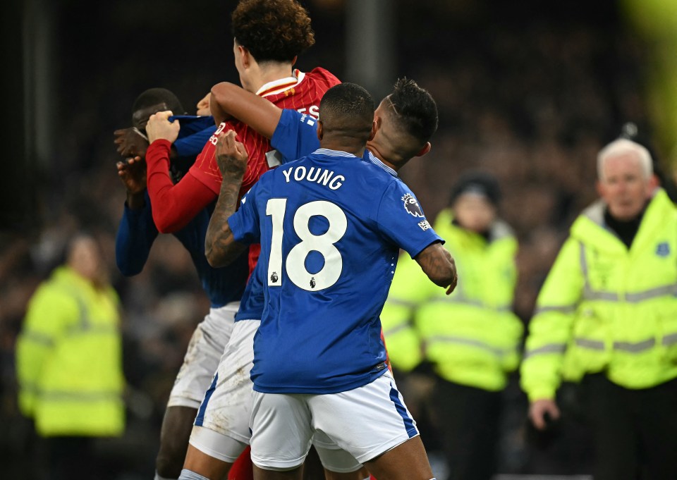 You are currently viewing Arne Slot, Liverpool and Everton stars get SENT OFF as police intervene in crazy end to Merseyside derby