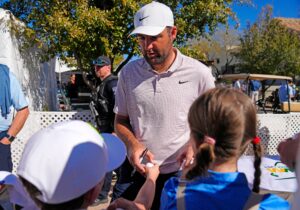 Read more about the article Justin Thomas, Scottie Scheffler embrace the atmosphere at the high-energy WM Phoenix Open