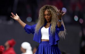 Read more about the article Lewis Hamilton had one-word reaction to Serena Williams’ Super Bowl halftime show cameo