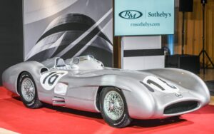 Read more about the article Sir Stirling Moss’s Mercedes is sold at auction for a record £43m