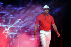 Read more about the article Tiger Woods returns to the course, will play Genesis Invitational