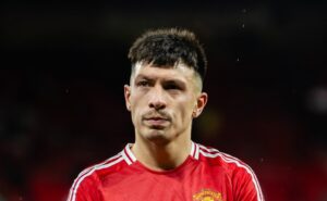 Read more about the article ‘He wouldn’t survive’ – Lisandro Martinez brands Man United legend Paul Scholes a ‘jinx’ in stunning attack