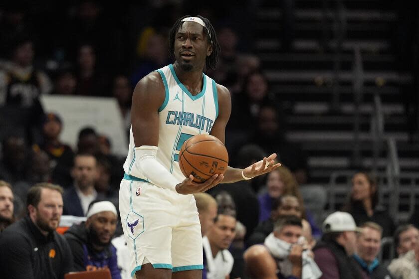 You are currently viewing Lakers’ trade for Charlotte’s Mark Williams rescinded after failed physical