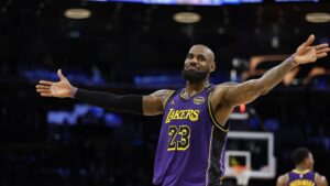 Read more about the article Watch LeBron James drop 42 on Warriors, becomes oldest player to score 40+ in NBA game