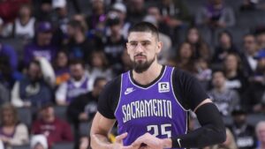 Read more about the article Lakers sign center Alex Len off buyout market to bolster front line.