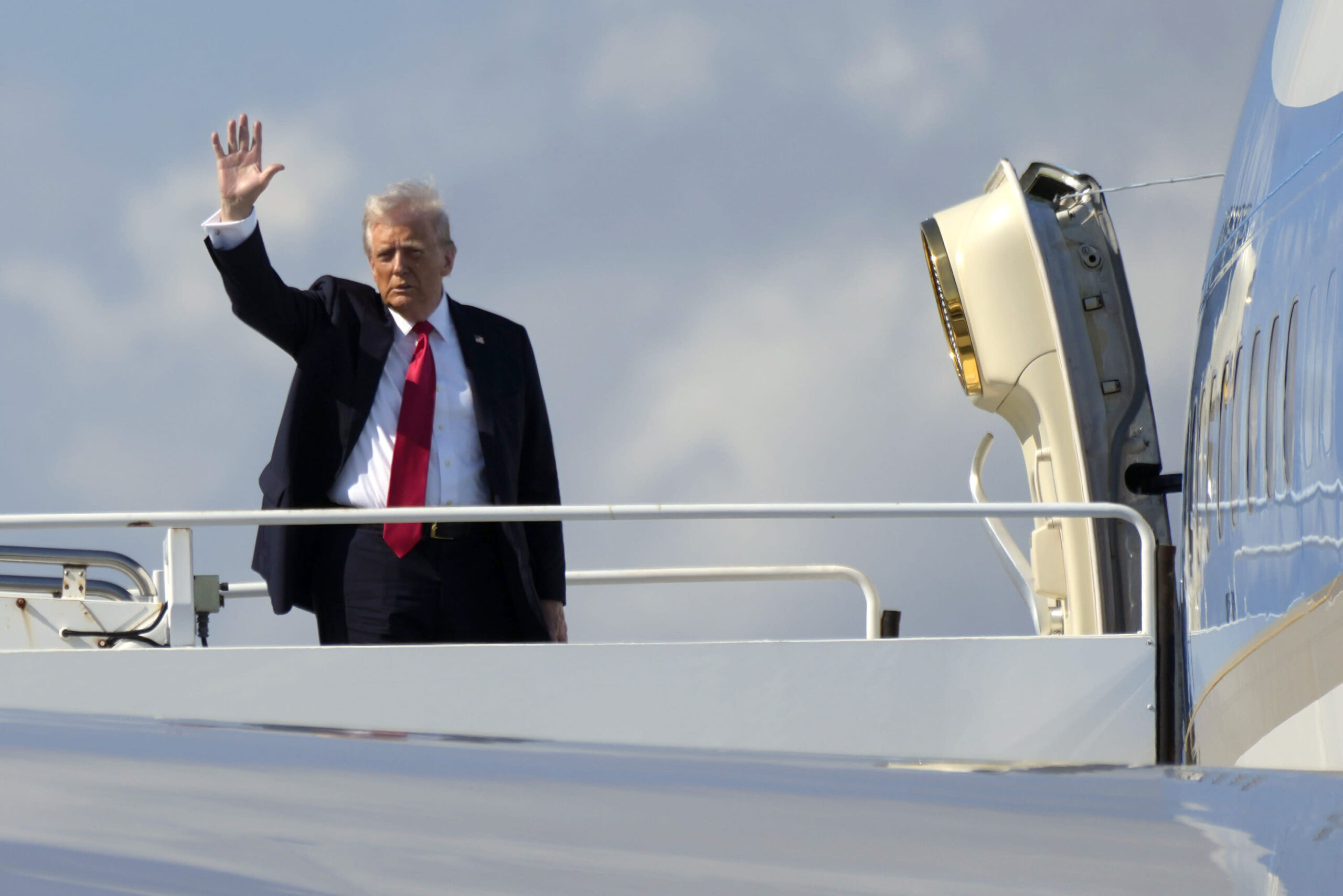 You are currently viewing Super Bowl 2025: Donald Trump golfs with Tiger Woods before game, predicts Chiefs will beat Eagles