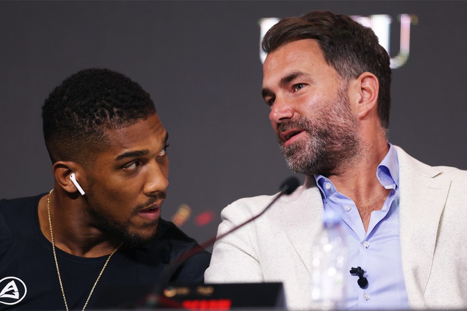 You are currently viewing Eddie Hearn sets record straight on Anthony Joshua vs Martin Bakole after Ben Shalom claims fight is ‘signed’