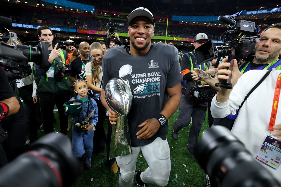 You are currently viewing Shirtless Saquon Barkley chugs beers and leads wild Eagles locker room celebrations with $5 billion owner after breaking NFL record in Super Bowl blowout