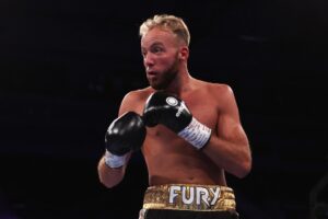 Read more about the article Tyson Fury visibly ecstatic as he watches cousin secure brilliant win on Derek Chisora undercard