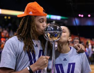 Read more about the article Caitlin Clark joins LeBron James in reacting to Diana Taurasi’s retirement as illustrious 20-year career of WNBA GOAT is over