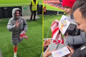 Read more about the article ‘No way’ – Fans in disbelief as Antione Griezmann swaps Atletico Madrid shirt worth £1000 for rare Pokemon cards