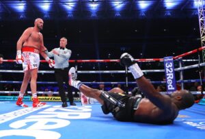 Read more about the article Watch as Derek Chisora finally settles Tyson Fury bet with Simon Jordan, but does it with 10p coins