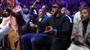 Read more about the article Footage captures Oleksandr Usyk and Anthony Joshua’s stunned ringside reaction to Joseph Parker’s huge Martin Bakole KO