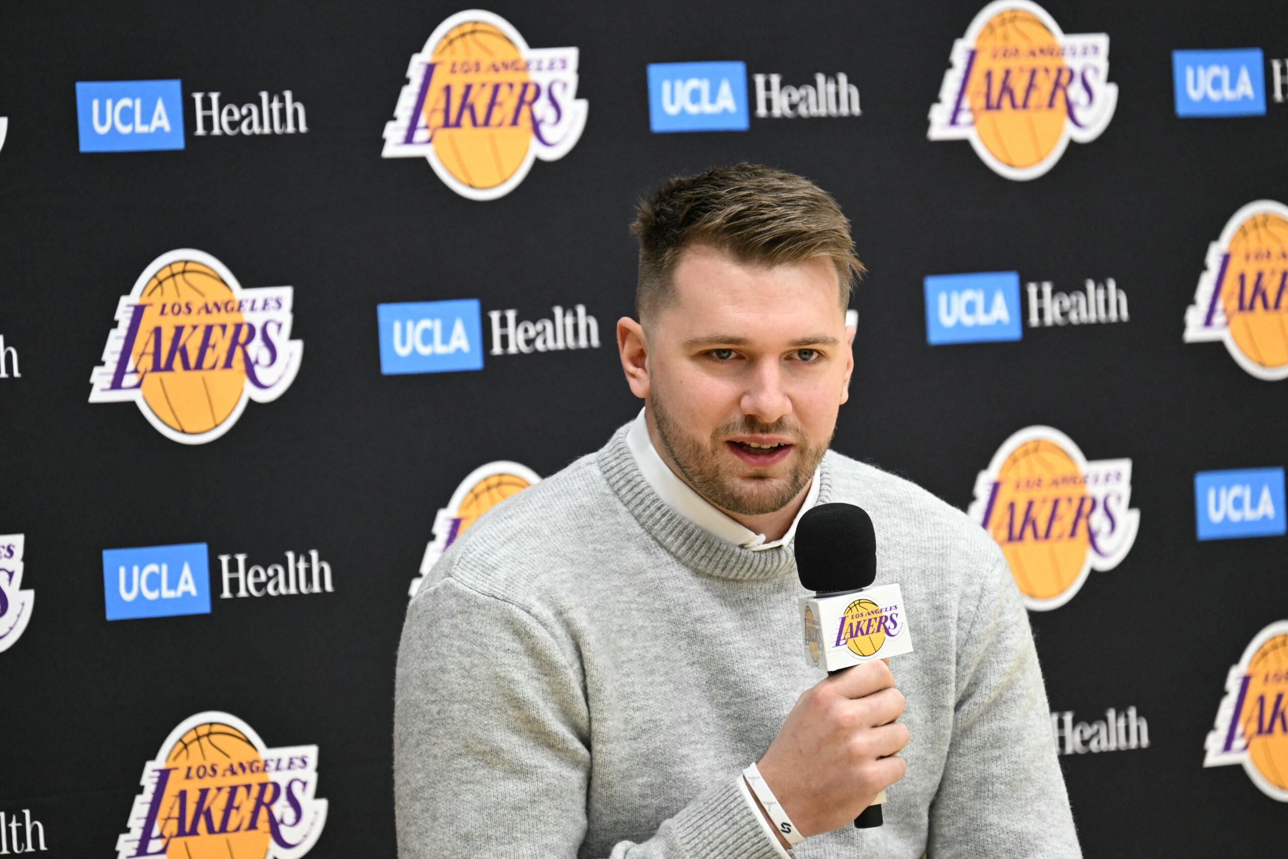 You are currently viewing Luka Dončić wants to take high road, says playing with LeBron is dream come true at Lakers intro presser